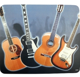 Tapis de souris, motif 4 guitares, 18 x 21 cm.